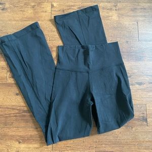 Black Lululemon yoga pants